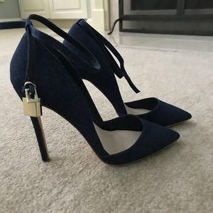 Denim blue pumps
